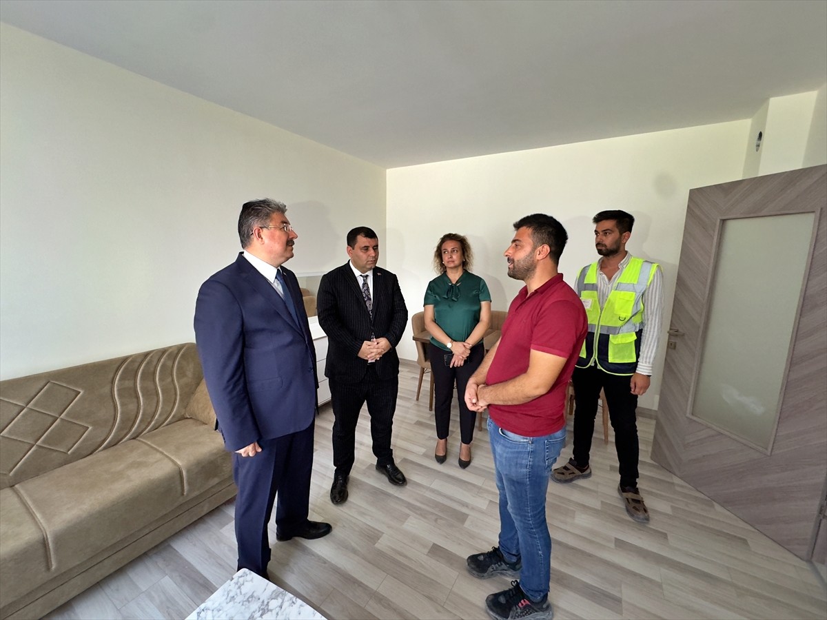 Osmaniye'nin Bahçe ilçesinde, Kahramanmaraş merkezli 6 Şubat 2023'teki depremlerden etkilenenler...