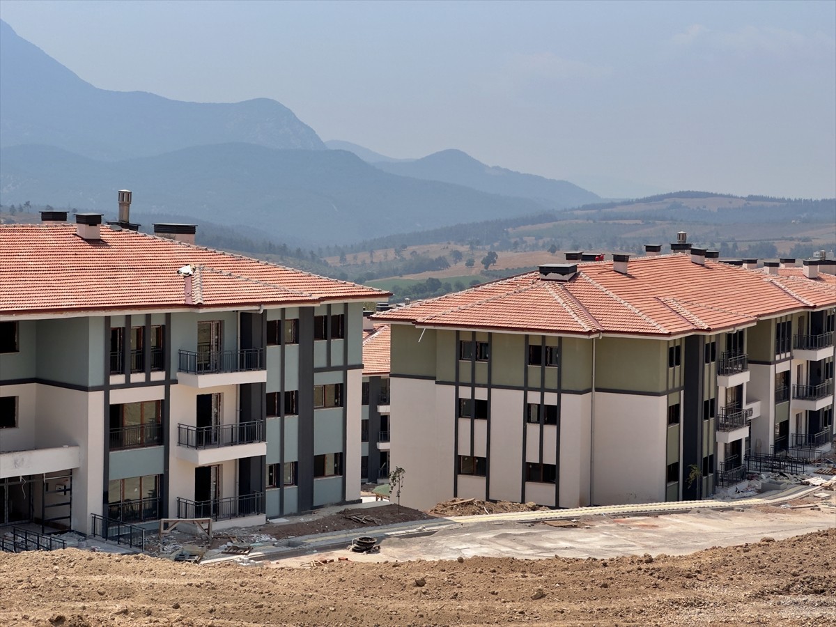  Osmaniye'nin Hasanbeyli ilçesinde, depremlerden etkilenenler için yapımı süren 512 konutun...