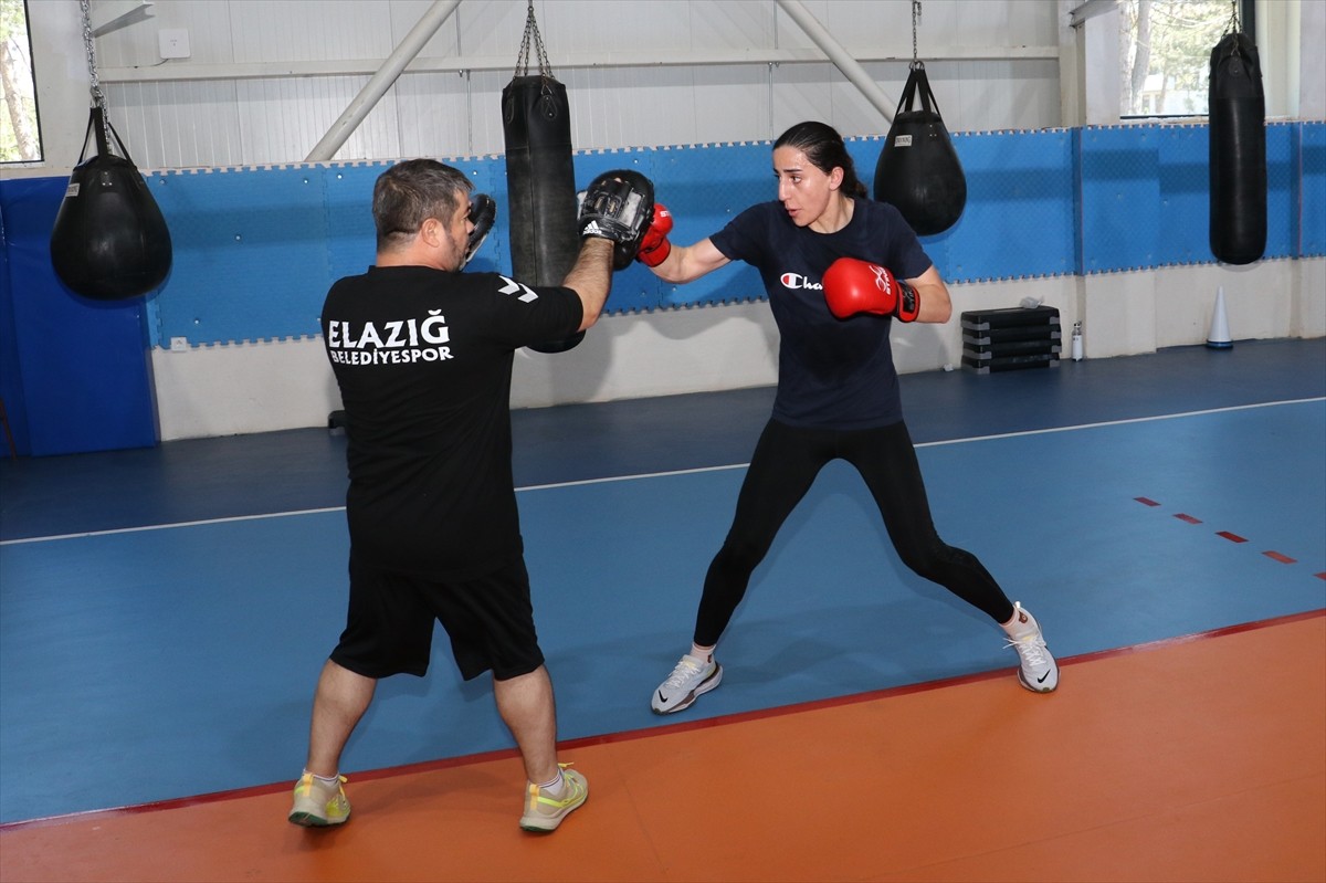 Paris 2024'te ringe çıkacak milli boksör Gizem Özer, Türkiye'ye madalyayla dönmek istiyor. Milli...