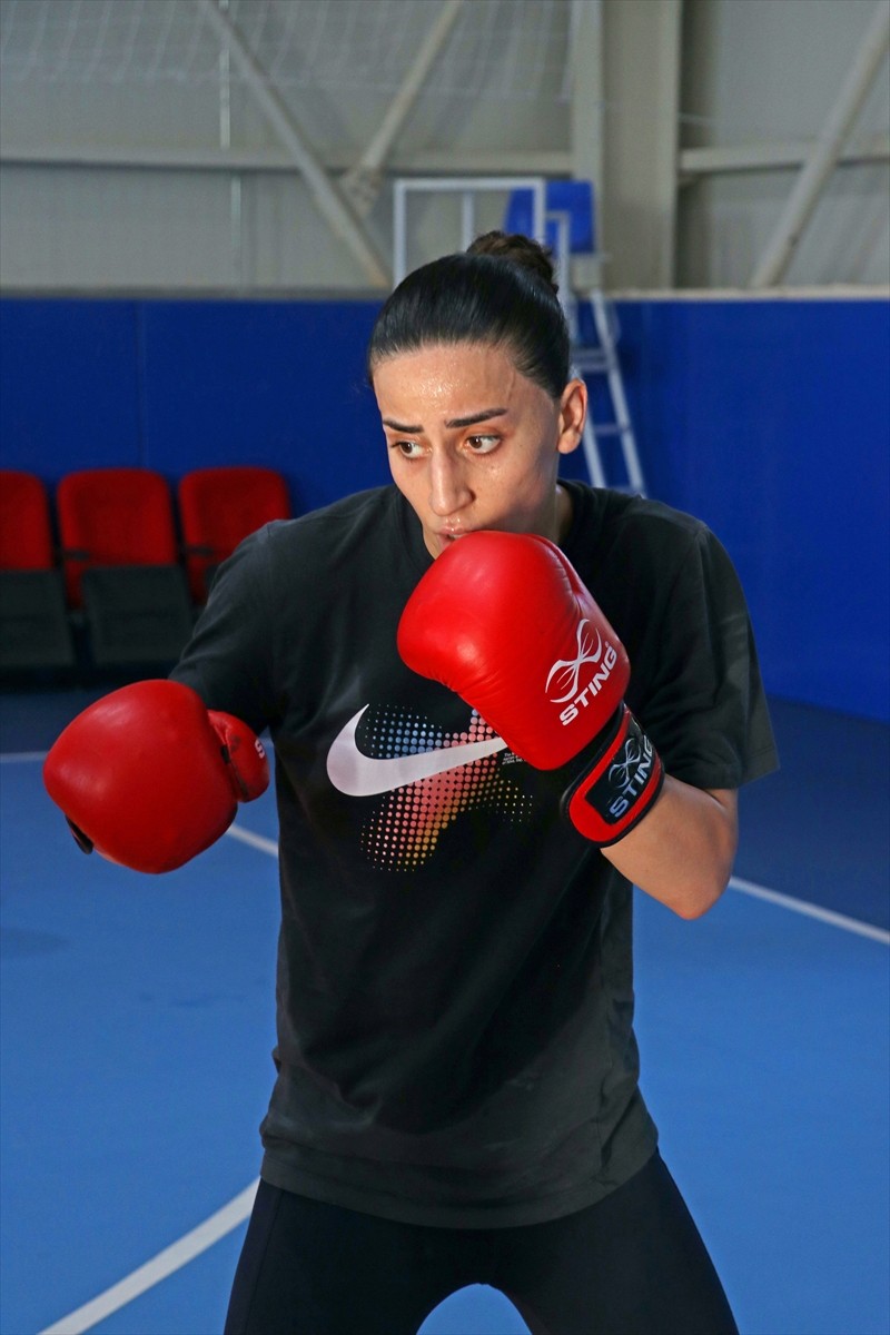 Paris 2024'te ringe çıkacak milli boksör Gizem Özer, Türkiye'ye madalyayla dönmek istiyor. Milli...