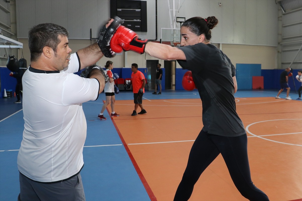 Paris 2024'te ringe çıkacak milli boksör Gizem Özer, Türkiye'ye madalyayla dönmek istiyor. Milli...