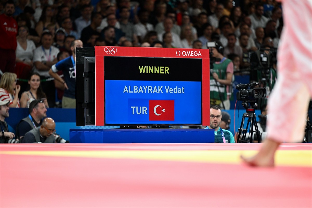 Paris 2024 Olimpiyat Oyunları'nda milli judocu Vedat Albayrak, son 16 turuna yükseldi.  Champ de...
