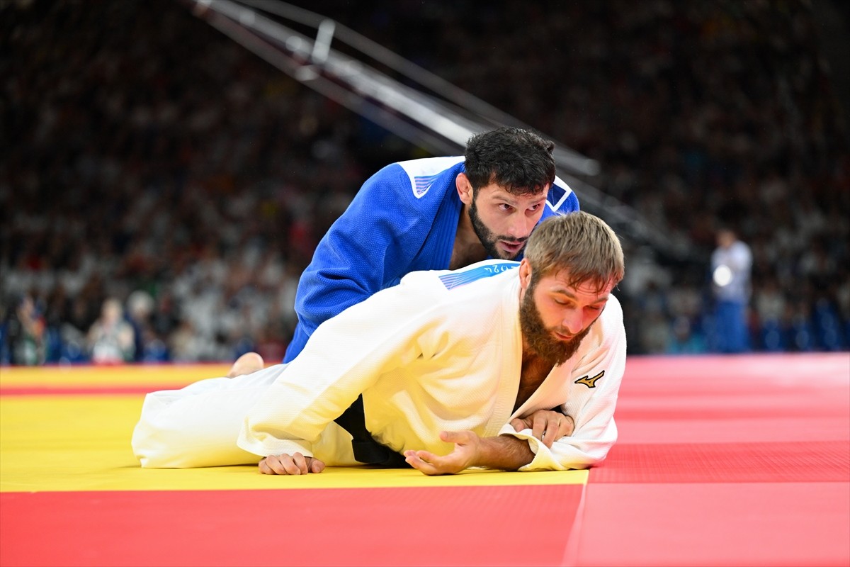 Paris 2024 Olimpiyat Oyunları'nda milli judocu Vedat Albayrak, son 16 turuna yükseldi.  Champ de...