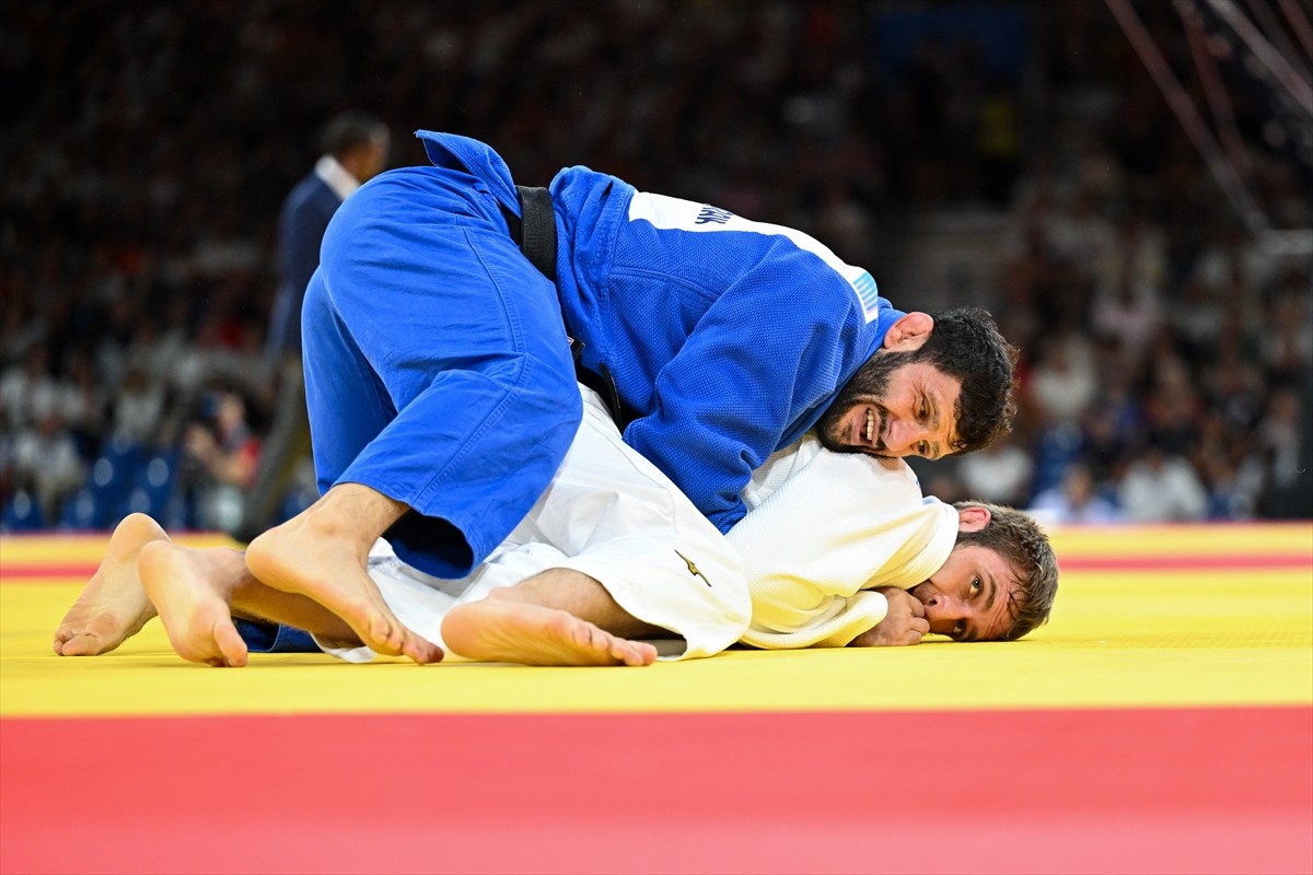Paris 2024 Olimpiyat Oyunları'nda milli judocu Vedat Albayrak, son 16 turuna yükseldi.  Champ de...