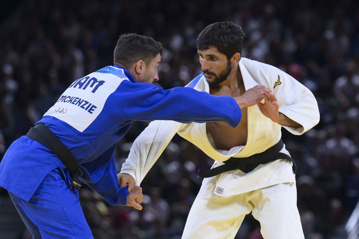 Paris 2024 Olimpiyat Oyunları'nın ilk gününde tatamiye çıkan milli judocu Salih Yıldız (beyaz)...