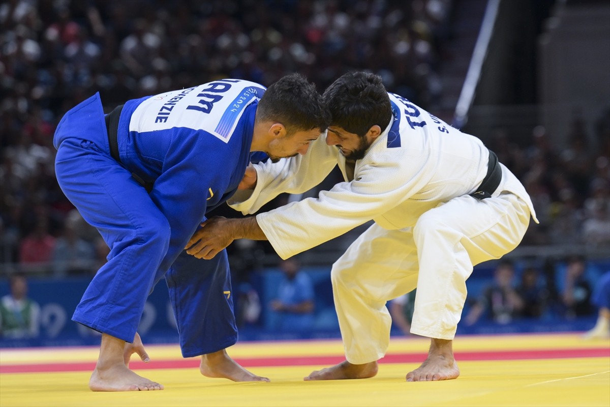 Paris 2024 Olimpiyat Oyunları'nın ilk gününde tatamiye çıkan milli judocu Salih Yıldız (beyaz)...