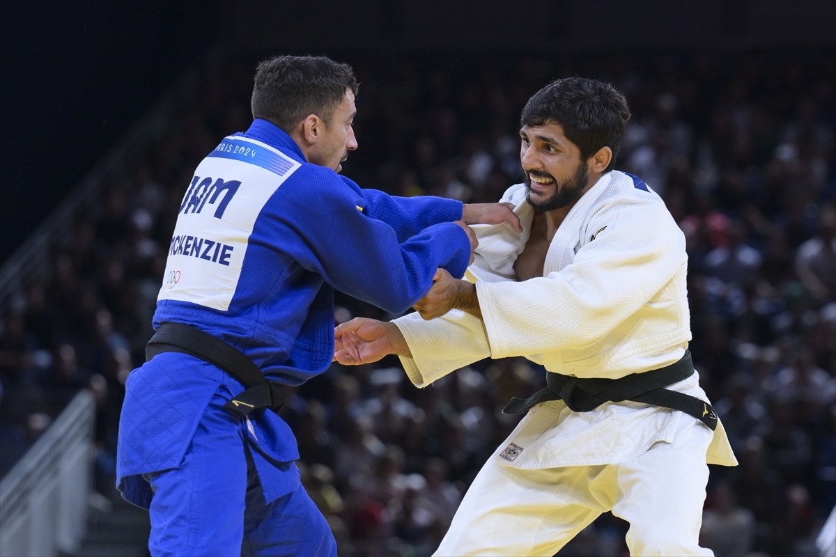 Paris 2024 Olimpiyat Oyunları'nın ilk gününde tatamiye çıkan milli judocu Salih Yıldız (beyaz)...