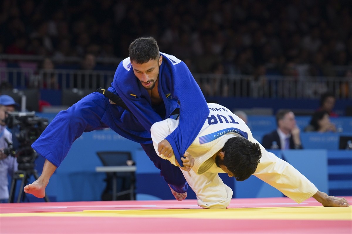 Paris 2024 Olimpiyat Oyunları'nın ilk gününde tatamiye çıkan milli judocu Salih Yıldız (beyaz)...