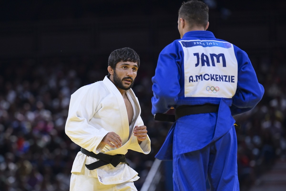 Paris 2024 Olimpiyat Oyunları'nın ilk gününde tatamiye çıkan milli judocu Salih Yıldız (beyaz)...