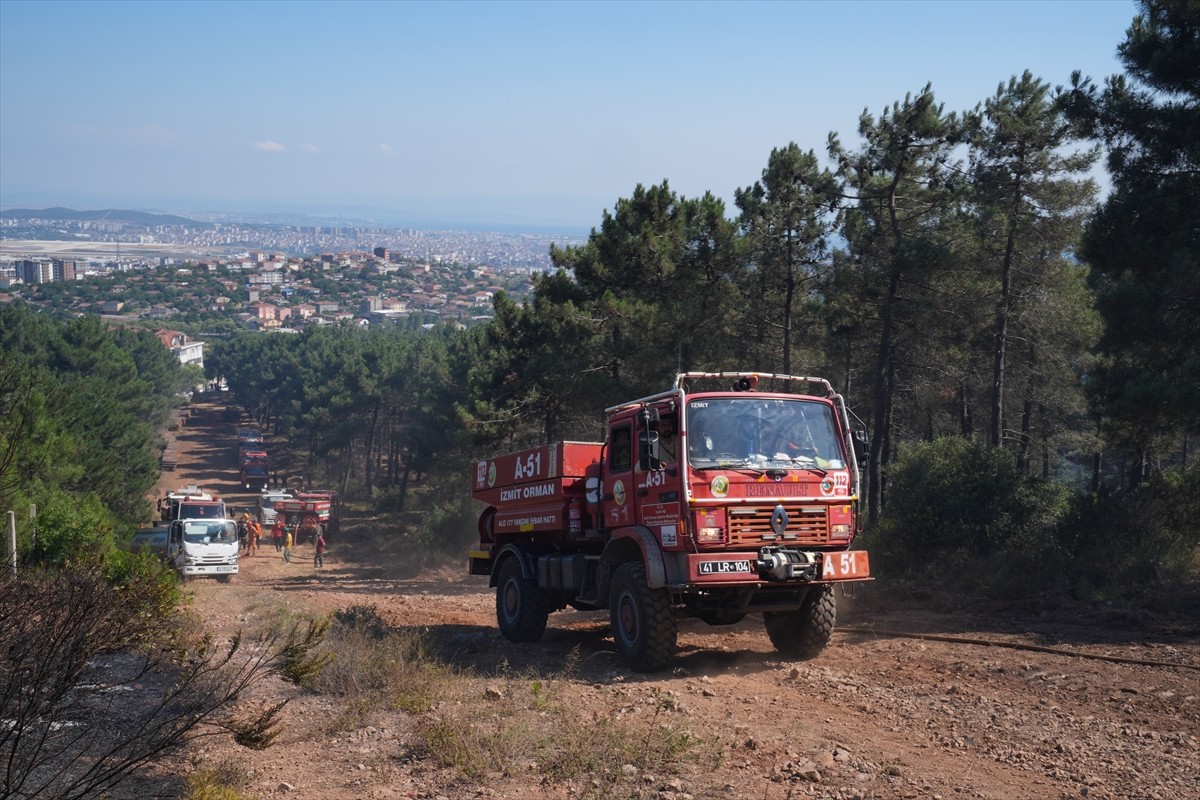  Pendik'te, Çamlık Mahallesi Aydos Ormanı'nda çıkan yangına, ekiplerin havadan ve karadan...