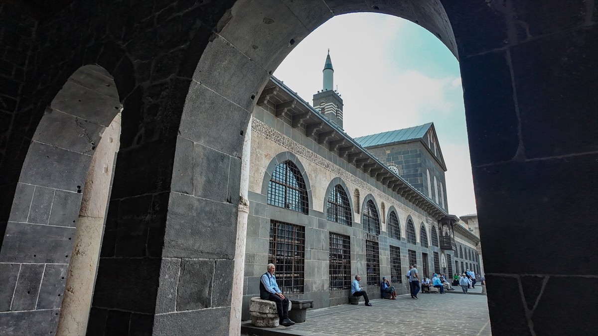 "Turistik Diyarbakır Ekspresi"nin seferlerinin başlaması kentin turizmine ivme kazandırdı....