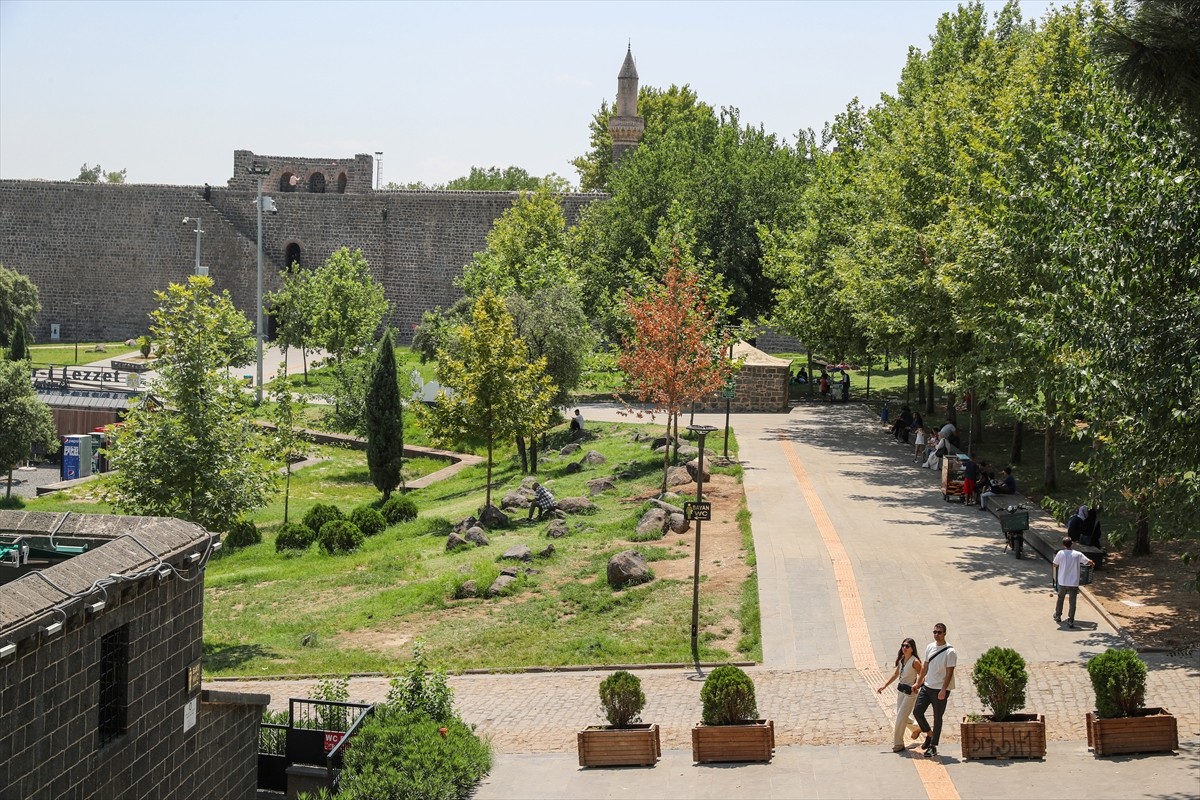 "Turistik Diyarbakır Ekspresi"nin seferlerinin başlaması kentin turizmine ivme kazandırdı....