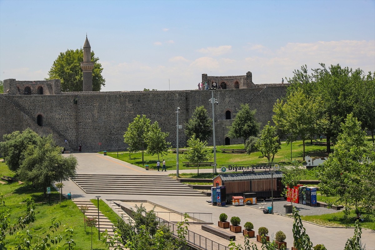 "Turistik Diyarbakır Ekspresi"nin seferlerinin başlaması kentin turizmine ivme kazandırdı....