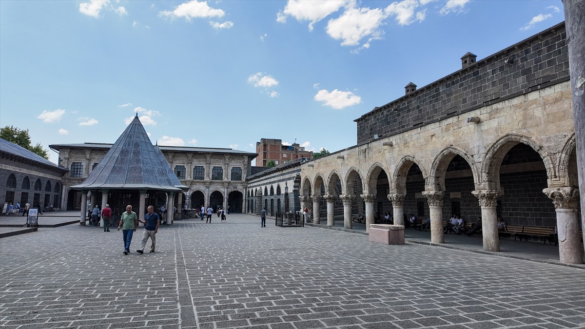 "Turistik Diyarbakır Ekspresi"nin seferlerinin başlaması kentin turizmine ivme kazandırdı....