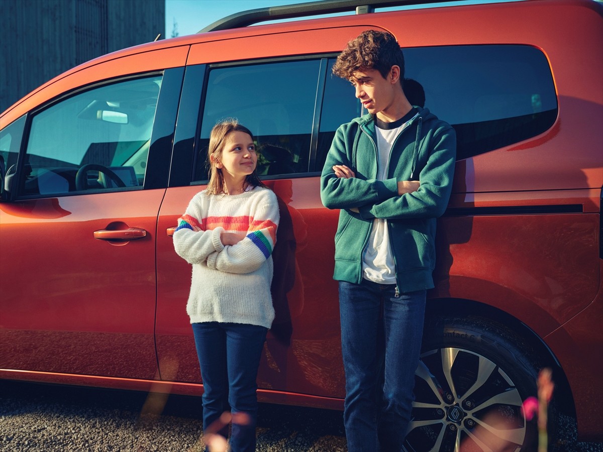 Renault ticari ailesinin yeni üyesi Renault Kangoo Multix satışa sunuldu.