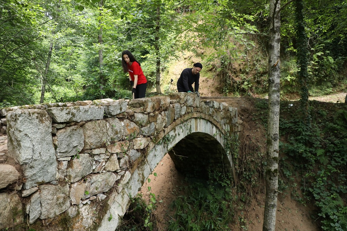 Rize'nin Hemşin ilçesine bağlı Akyamaç köyünde Serdar ve kızı Betül Abay, yabani otların kapladığı...