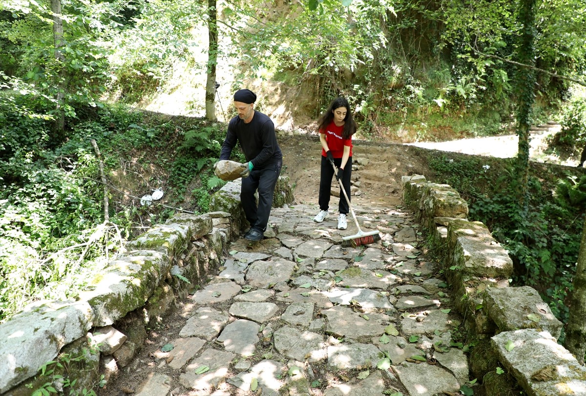 Rize'nin Hemşin ilçesine bağlı Akyamaç köyünde Serdar ve kızı Betül Abay, yabani otların kapladığı...