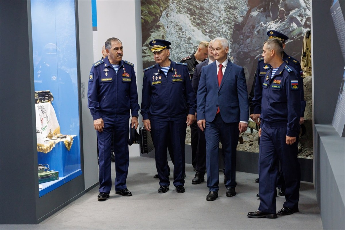Rusya Savunma Bakanı Andrey Belousov (sol 2), başkent Moskova Askeri Bölgesi’ne gerçekleştirdiği...