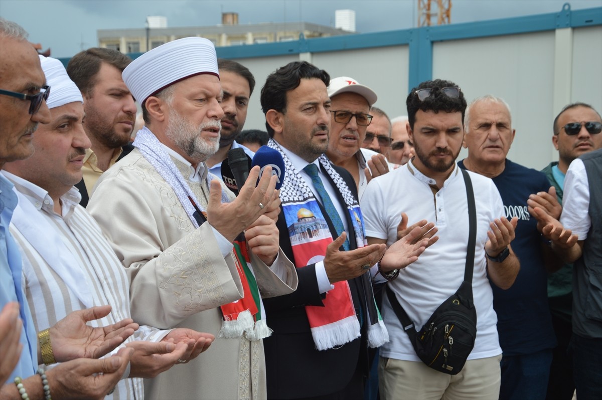 Sakarya'da cuma namazının ardından Milli İrade Platformu öncülüğünde Tarihi Orhan Gazi Camisi...