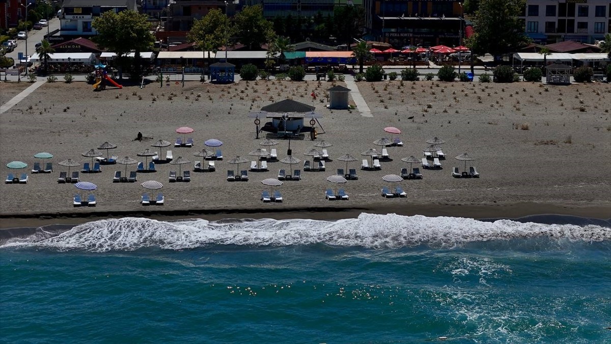 Sakarya'nın Karadeniz'e kıyısı olan sahillerinde olumsuz koşullar nedeniyle denize girişlere izin...