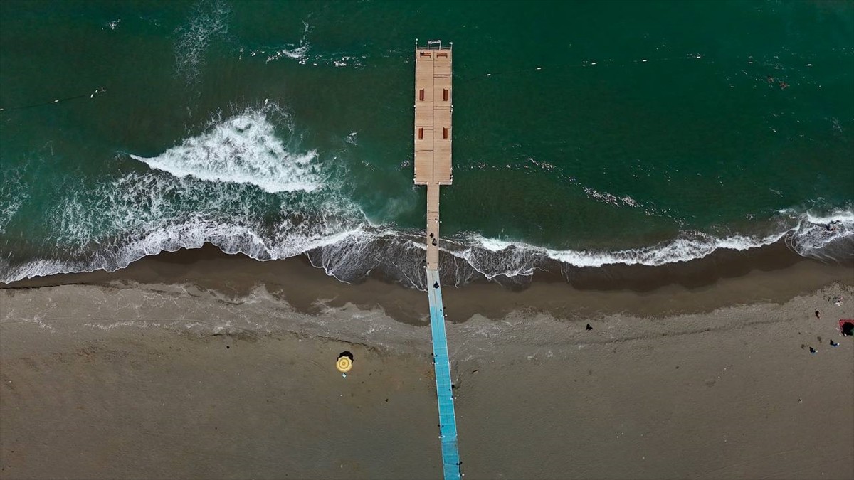 Sakarya'nın Karadeniz'e kıyısı olan sahillerinde olumsuz koşullar nedeniyle denize girişlere izin...