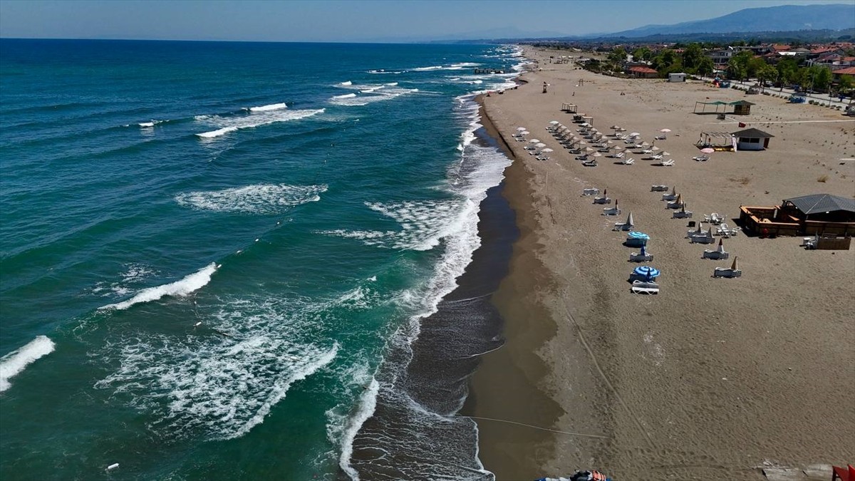 Sakarya'nın Karadeniz'e kıyısı olan sahillerinde olumsuz koşullar nedeniyle denize girişlere izin...