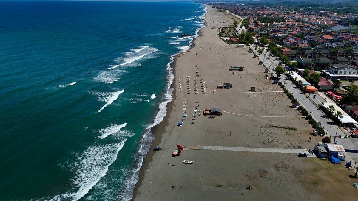 Sakarya'nın Karadeniz'e kıyısı olan sahillerinde olumsuz koşullar nedeniyle denize girişlere izin...