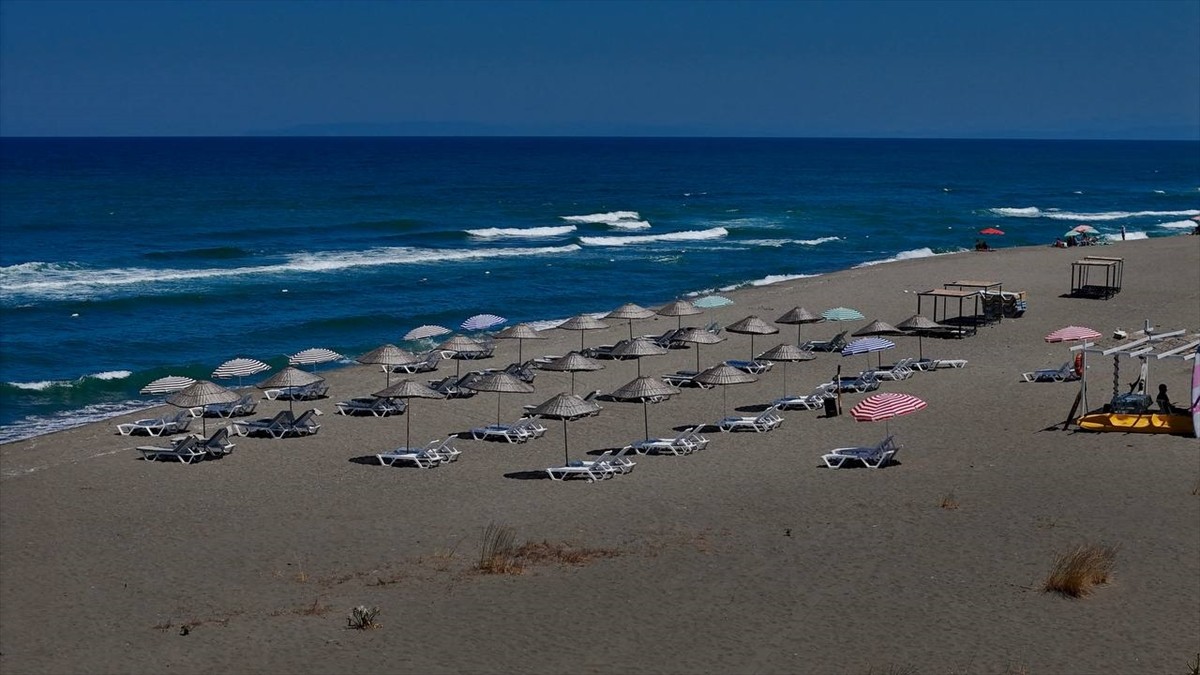 Sakarya'nın Karadeniz'e kıyısı olan sahillerinde olumsuz koşullar nedeniyle denize girişlere izin...