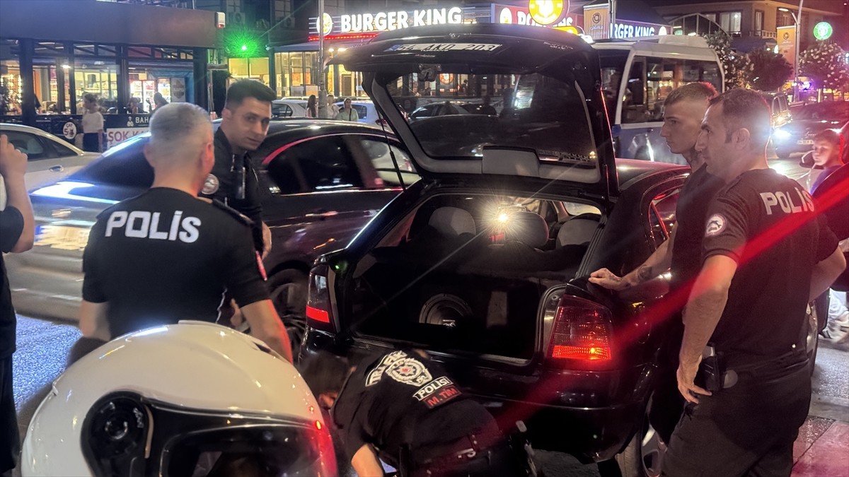 Sakarya'nın Serdivan ilçesinde yapılan yüksek ses ve egzoz denetiminde 50 sürücüye cezai işlem...