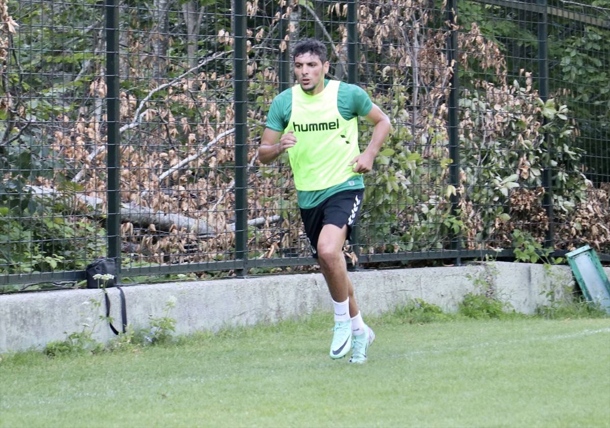 Sakaryaspor'un yeni transferlerinden Max Gradel, yeşil-siyahlı takımın 18 sezondur süren Süper Lig...