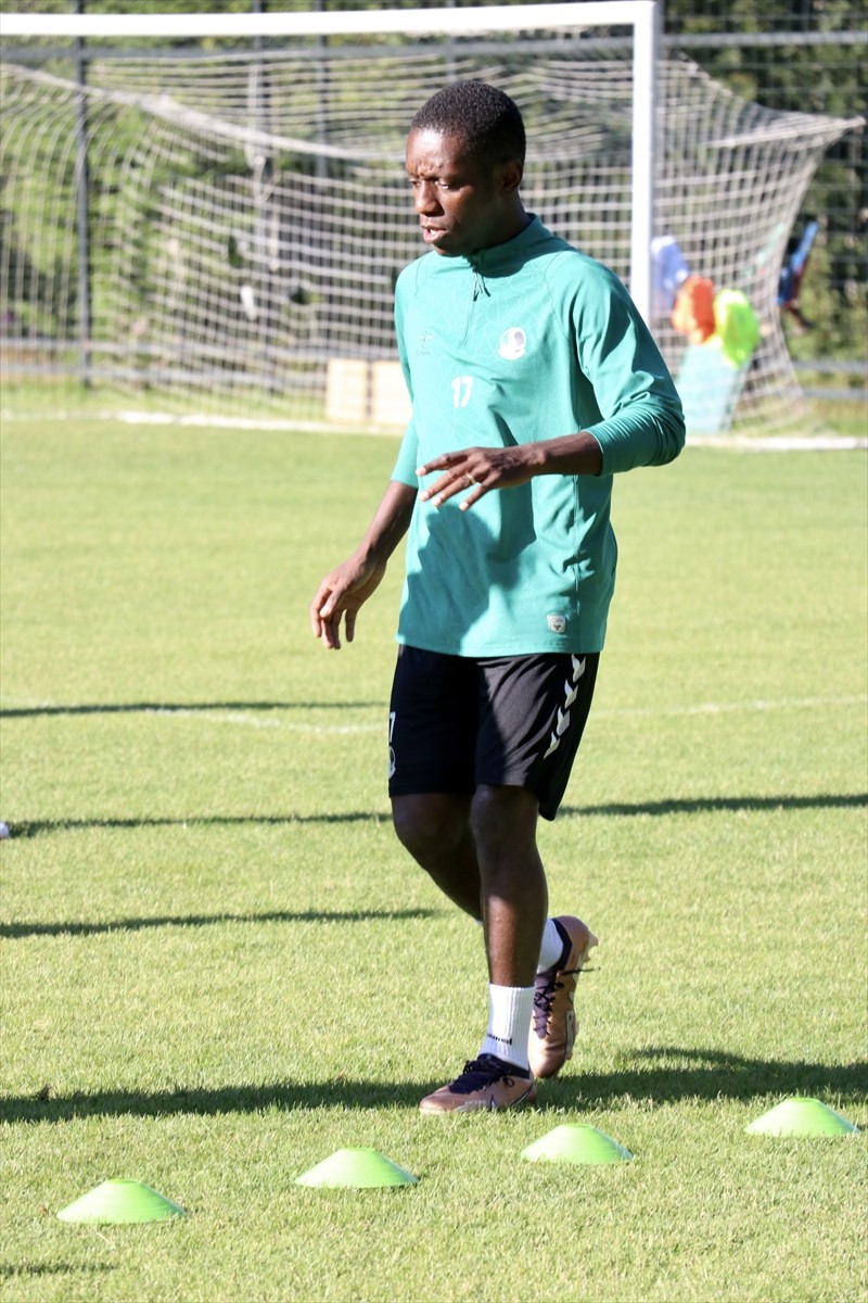 Sakaryaspor'un yeni transferlerinden Max Gradel, yeşil-siyahlı takımın 18 sezondur süren Süper Lig...