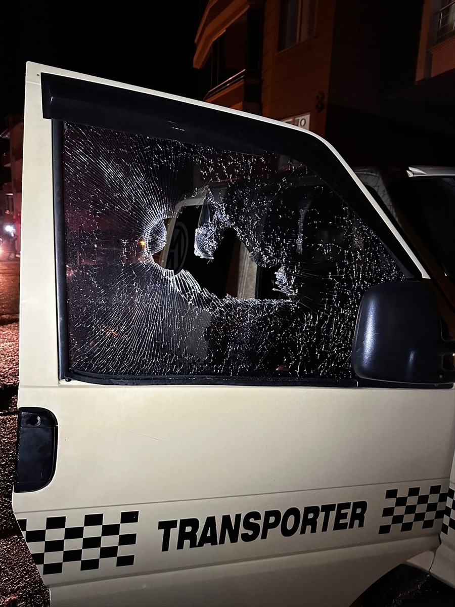 Samsun'un Atakum ilçesinde tartıştığı kişiye ait pikabı kundakladığı öne sürülen şüpheli...