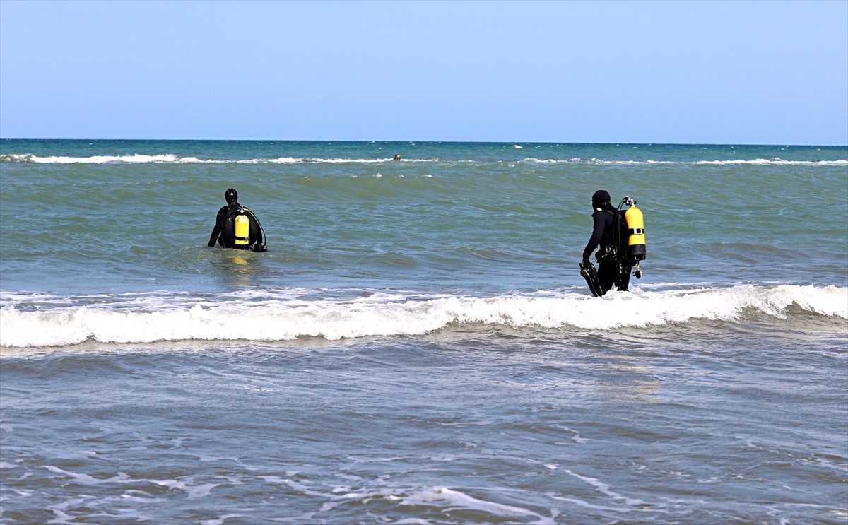 Samsun'un Atakum sahilinde denizde boğulma tehlikesi geçiren genç kurtarıldı, kaybolan babası için...