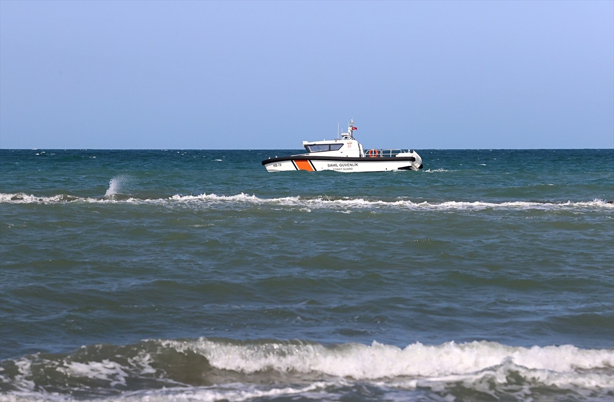 Samsun'un Atakum sahilinde denizde boğulma tehlikesi geçiren genç kurtarıldı, kaybolan babası için...