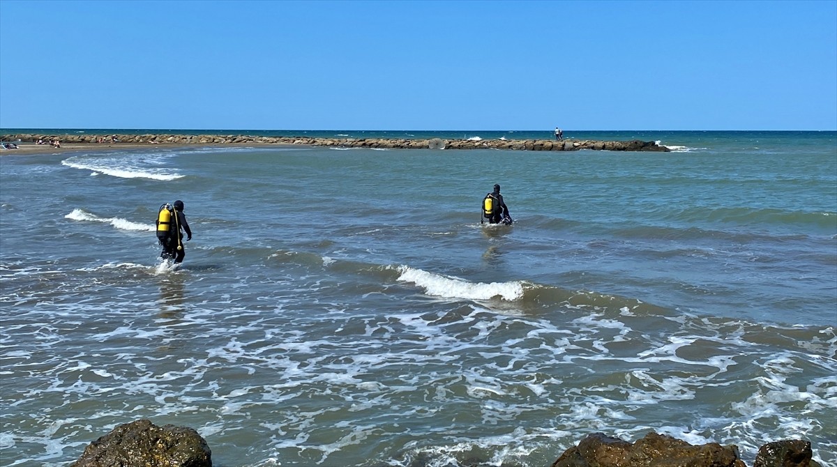 Samsun'un Atakum sahilinde denizde boğulma tehlikesi geçiren genç kurtarıldı, kaybolan babası için...