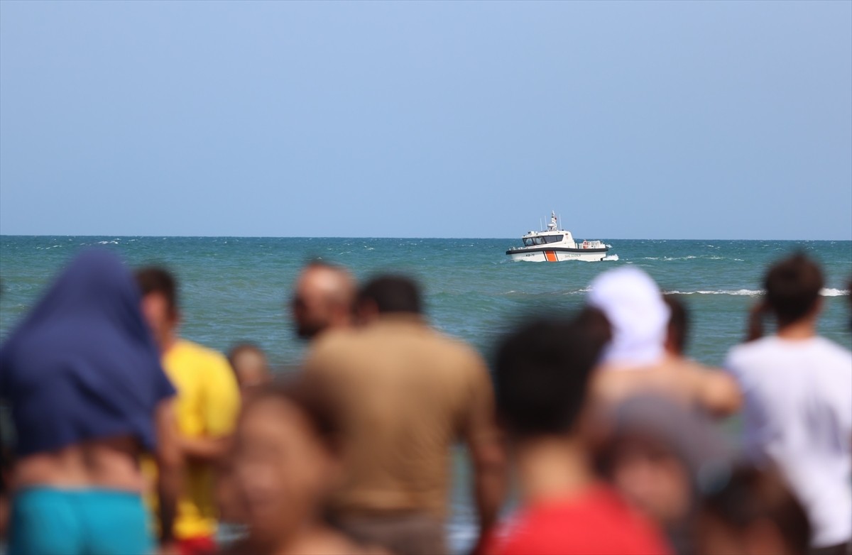Samsun'un Atakum sahilinde denizde boğulma tehlikesi geçiren genç kurtarıldı, kaybolan babası için...