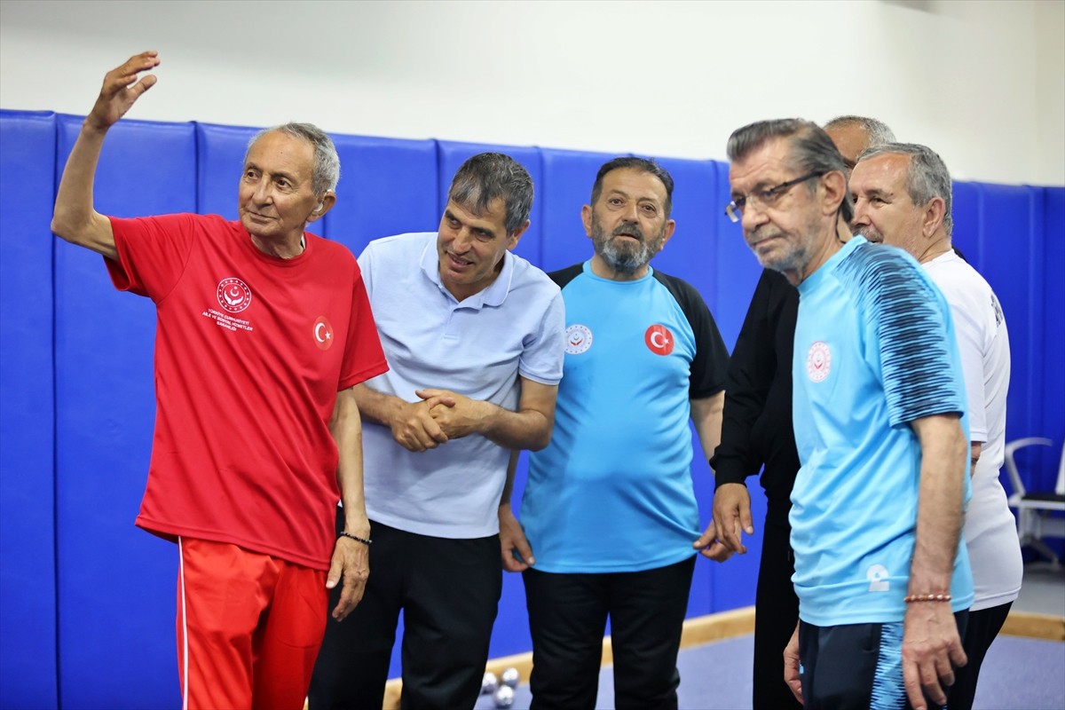 Samsun'un Bafra ilçesinde bulunan huzurevinin "ihtiyar delikanlıları"ndan kurulan bocce takımının...