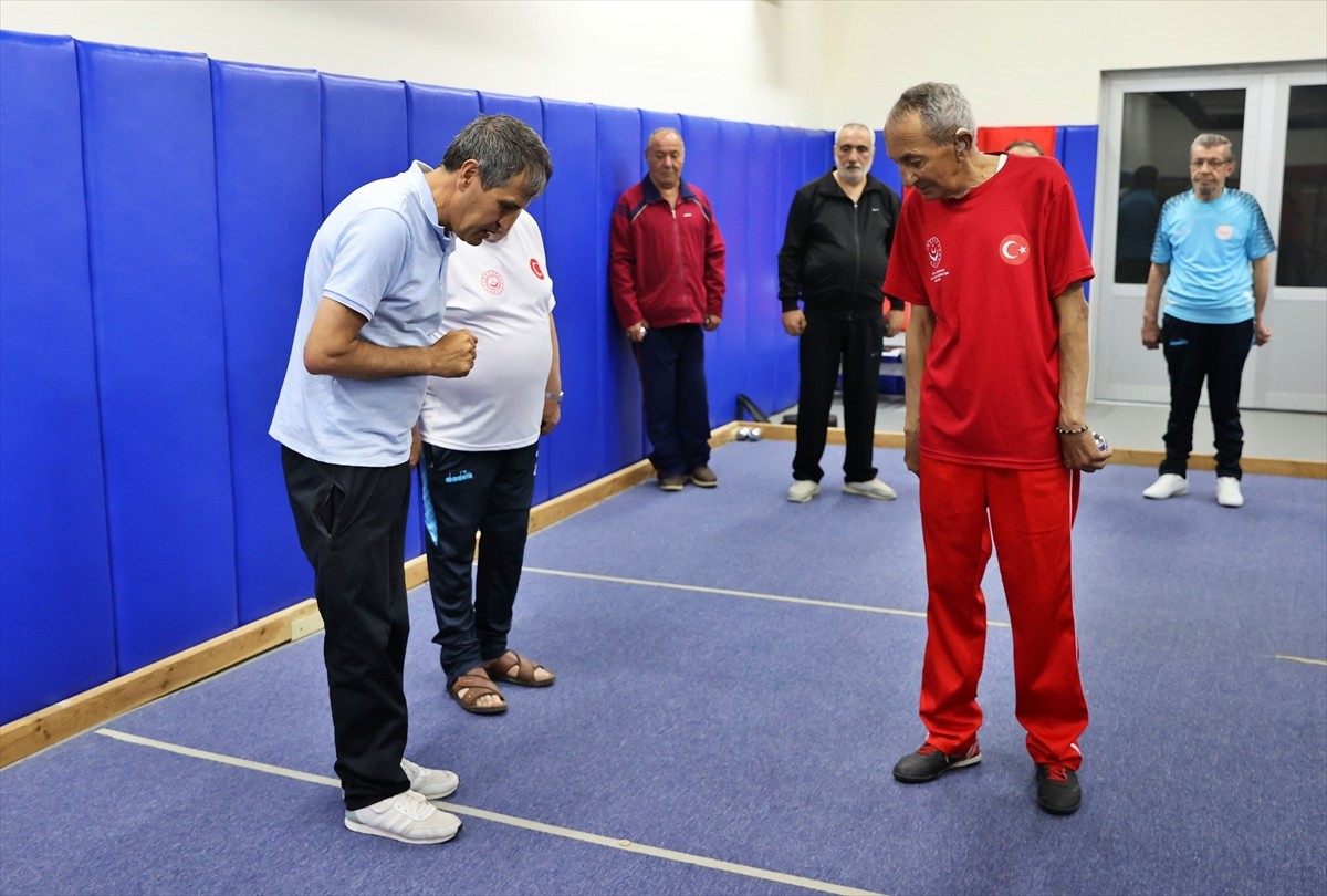 Samsun'un Bafra ilçesinde bulunan huzurevinin "ihtiyar delikanlıları"ndan kurulan bocce takımının...
