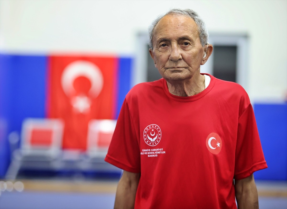 Samsun'un Bafra ilçesinde bulunan huzurevinin "ihtiyar delikanlıları"ndan kurulan bocce takımının...