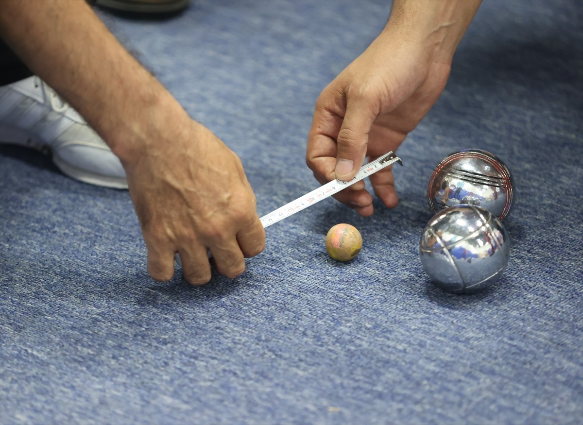 Samsun'un Bafra ilçesinde bulunan huzurevinin "ihtiyar delikanlıları"ndan kurulan bocce takımının...