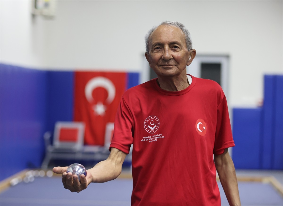 Samsun'un Bafra ilçesinde bulunan huzurevinin "ihtiyar delikanlıları"ndan kurulan bocce takımının...