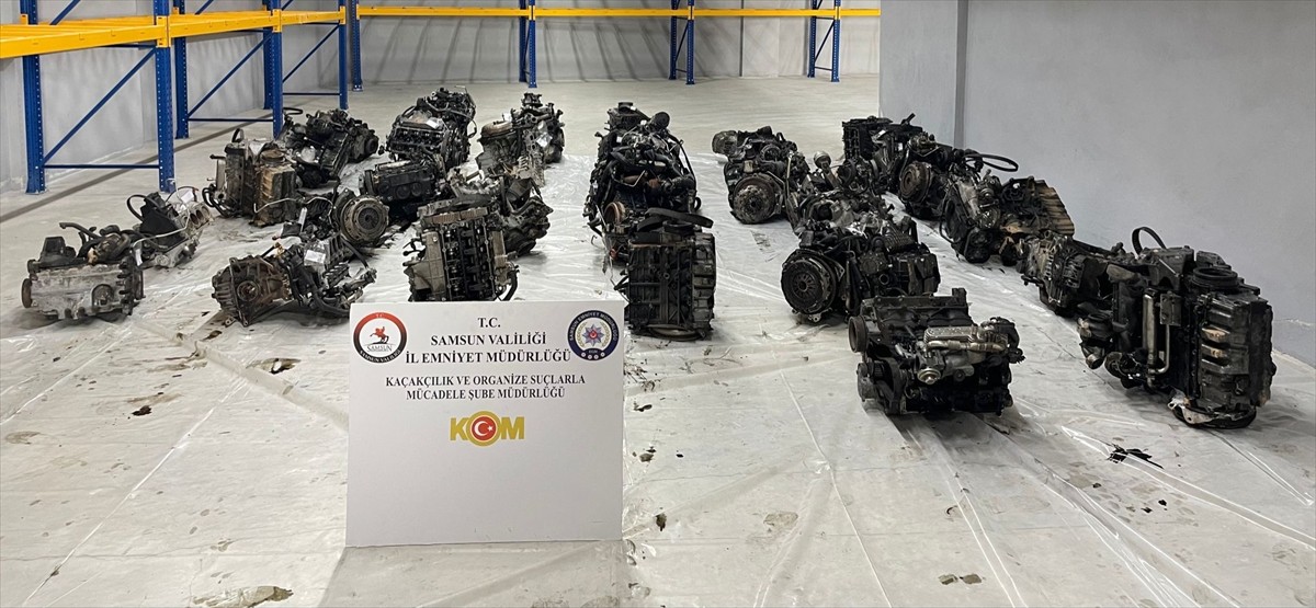 Samsun'un Tekkeköy ilçesinde düzenlenen operasyonda gümrük kaçağı 32 otomobil motoru ele...