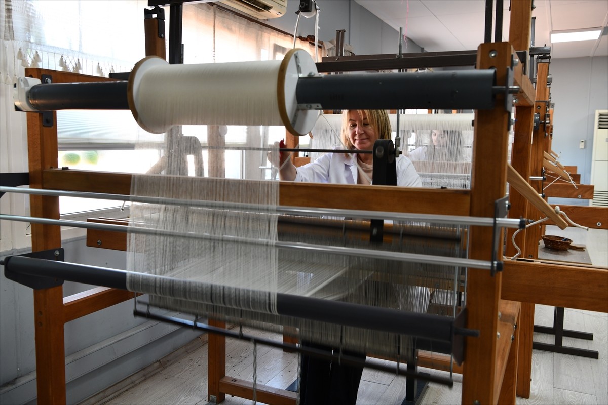 Samsun Büyükşehir Belediyesi tarafından kurulan Kenevir ve İpek Dokuma Atölyesi'nde, kenevirden...