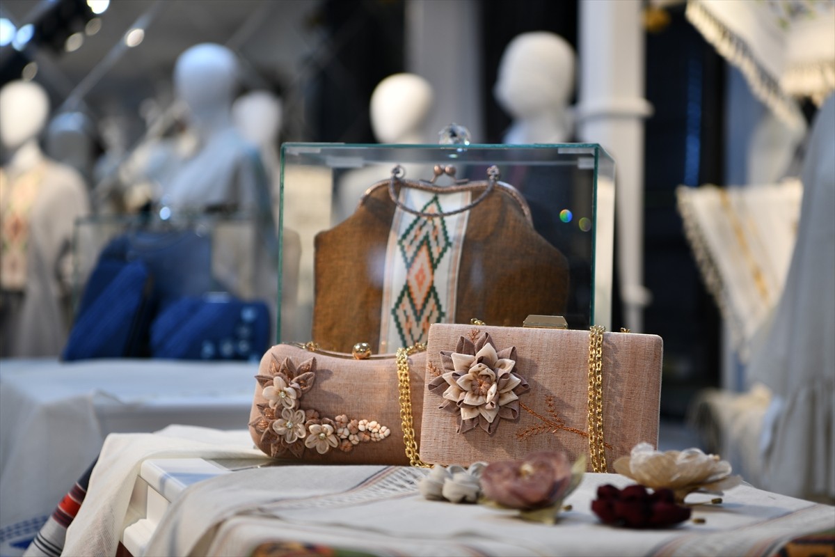 Samsun Büyükşehir Belediyesi tarafından kurulan Kenevir ve İpek Dokuma Atölyesi'nde, kenevirden...