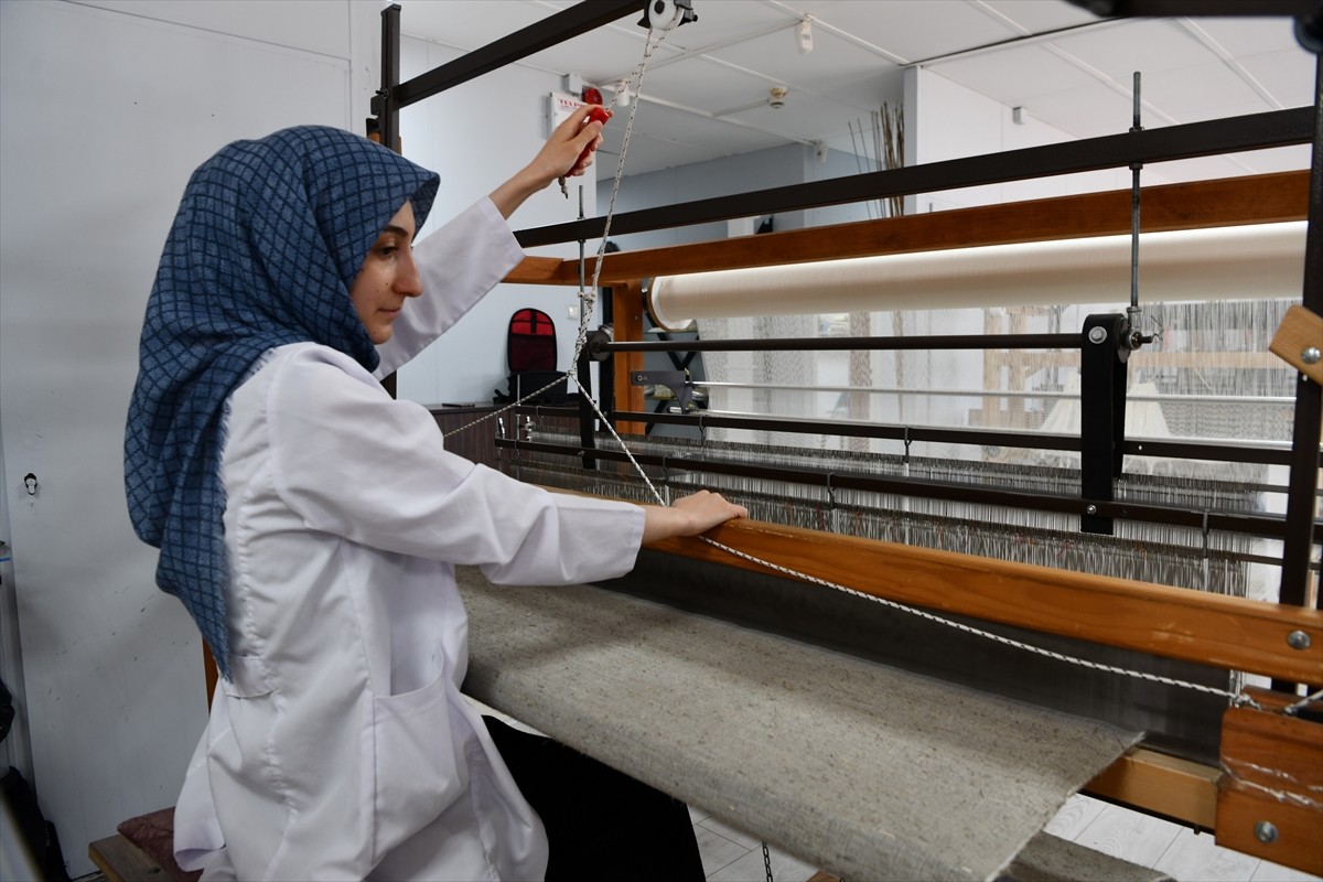 Samsun Büyükşehir Belediyesi tarafından kurulan Kenevir ve İpek Dokuma Atölyesi'nde, kenevirden...
