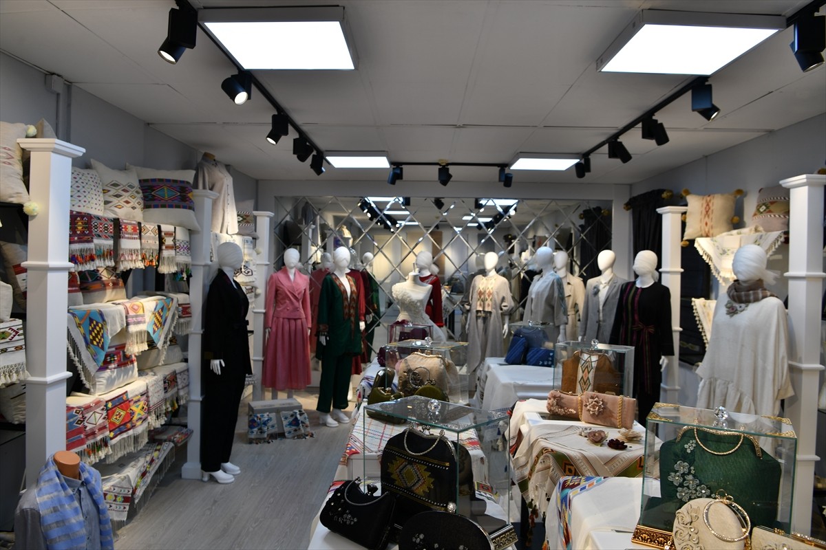 Samsun Büyükşehir Belediyesi tarafından kurulan Kenevir ve İpek Dokuma Atölyesi'nde, kenevirden...