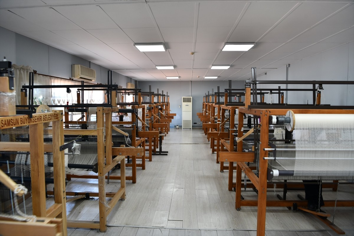 Samsun Büyükşehir Belediyesi tarafından kurulan Kenevir ve İpek Dokuma Atölyesi'nde, kenevirden...