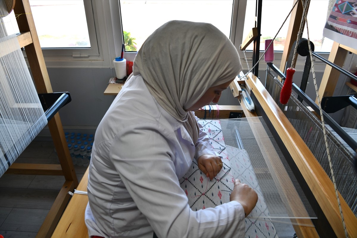 Samsun Büyükşehir Belediyesi tarafından kurulan Kenevir ve İpek Dokuma Atölyesi'nde, kenevirden...