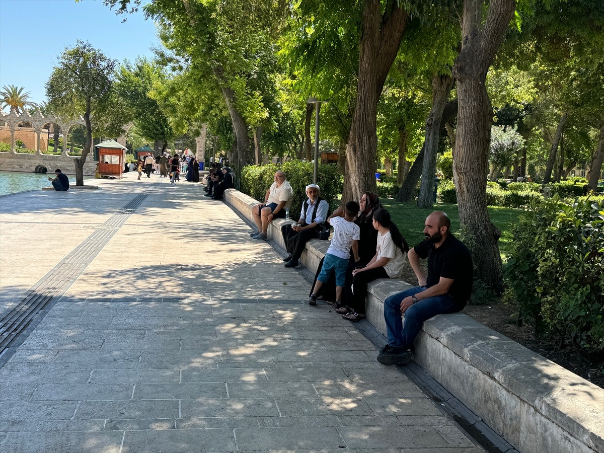 Şanlıurfa'da sıcak hava etkili oldu. Kentte vatandaşlar, parklarda ve Balıklıgöl Yerleşkesi'ndeki...