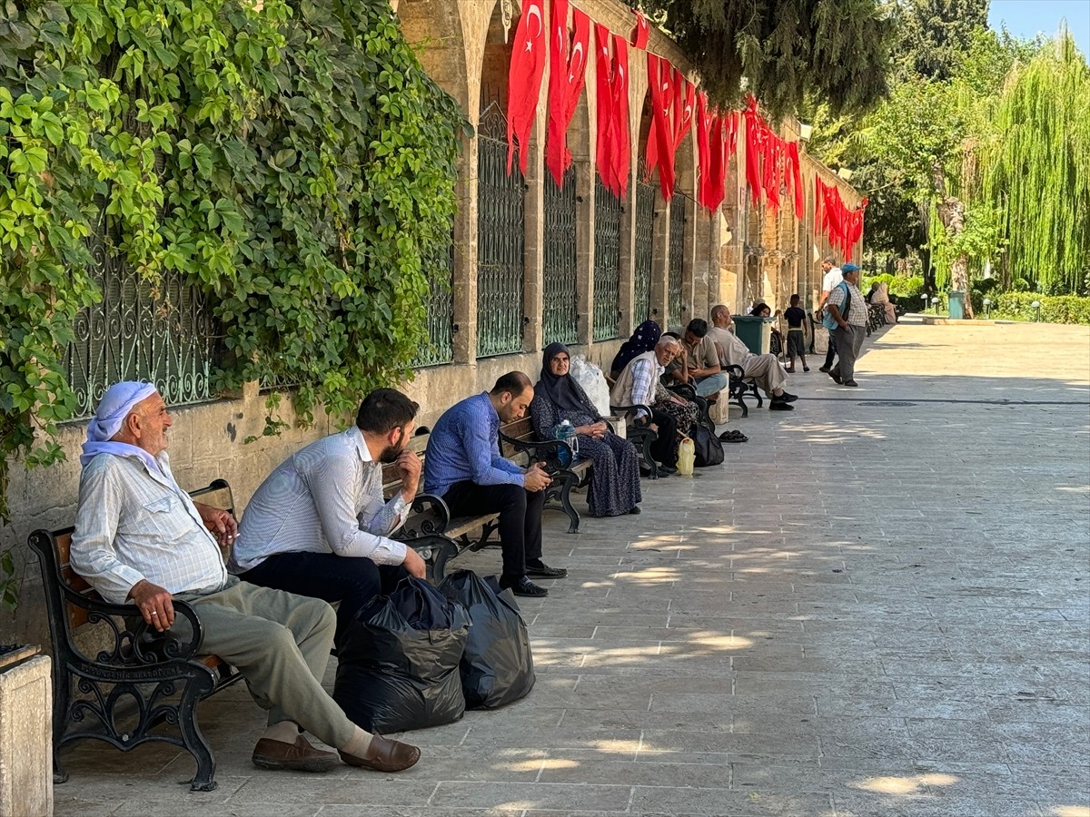 Şanlıurfa'da sıcak hava etkili oldu. Kentte vatandaşlar, parklarda ve Balıklıgöl Yerleşkesi'ndeki...